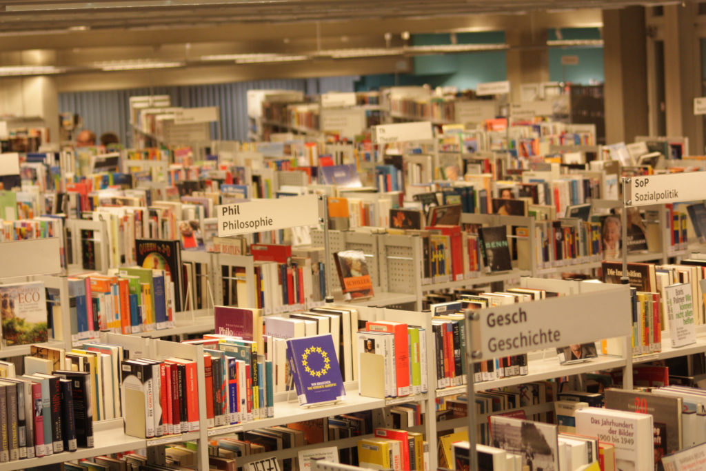 Blick in die Bezirksbibliothek im Eva-Maria-Buch-Haus in Tempelhof ©K. Schwahlen